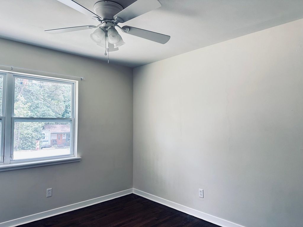 Image 10 of property listing at 1506 Myrick Road, Tallahassee, FL 32303
