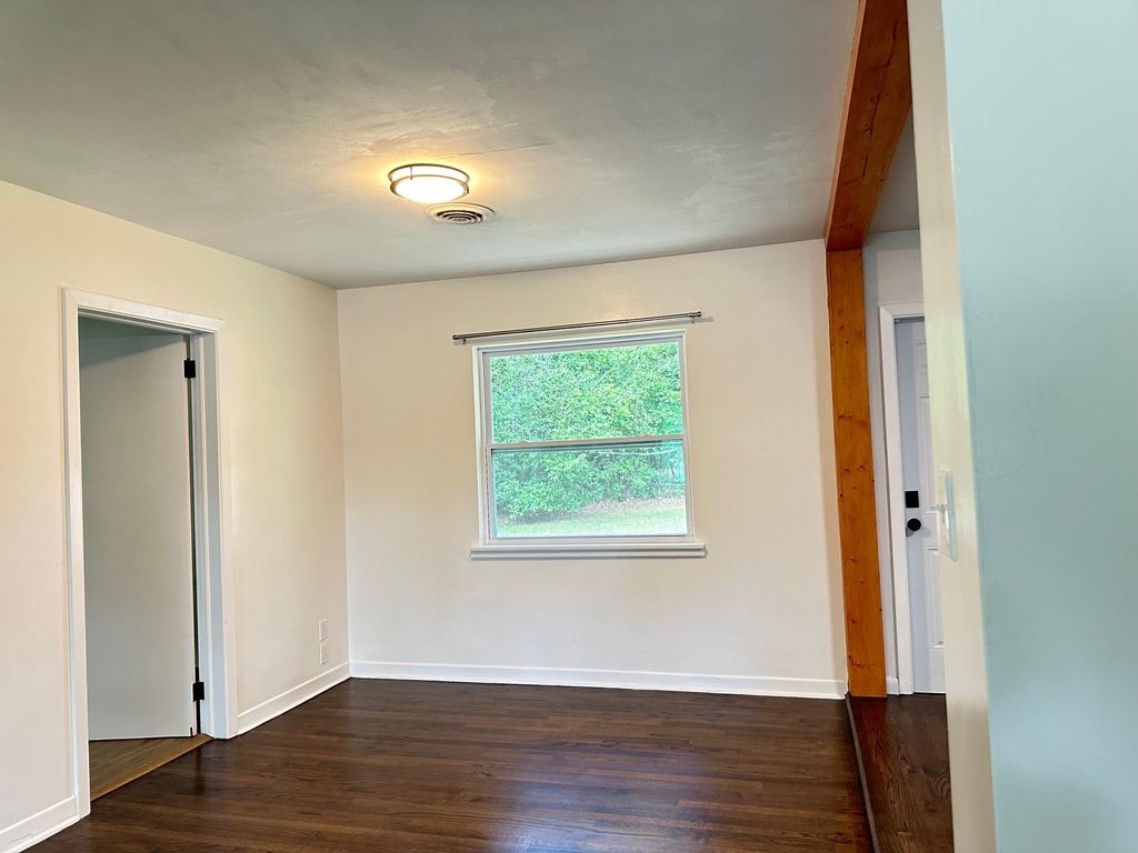 Image 15 of property listing at 1506 Myrick Road, Tallahassee, FL 32303