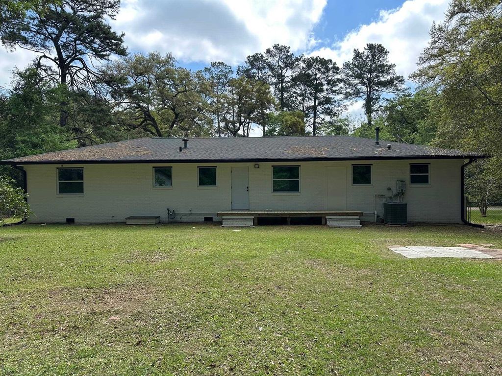 Image 3 of property listing at 1506 Myrick Road, Tallahassee, FL 32303