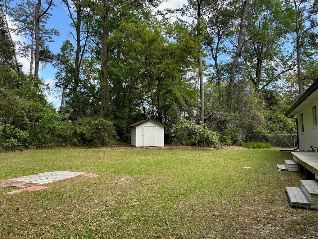 Image 4 of property listing at 1506 Myrick Road, Tallahassee, FL 32303