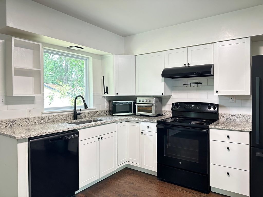 Image 6 of property listing at 1506 Myrick Road, Tallahassee, FL 32303