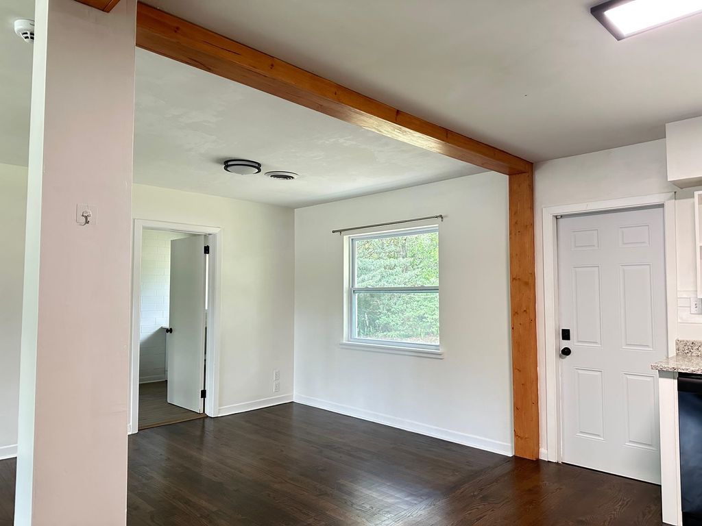 Image 8 of property listing at 1506 Myrick Road, Tallahassee, FL 32303