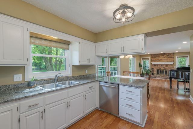 901 Southwind Drive, Burnsville, MN 55306
