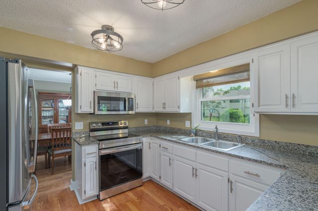 901 Southwind Drive, Burnsville, MN 55306