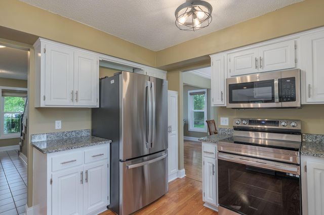 901 Southwind Drive, Burnsville, MN 55306
