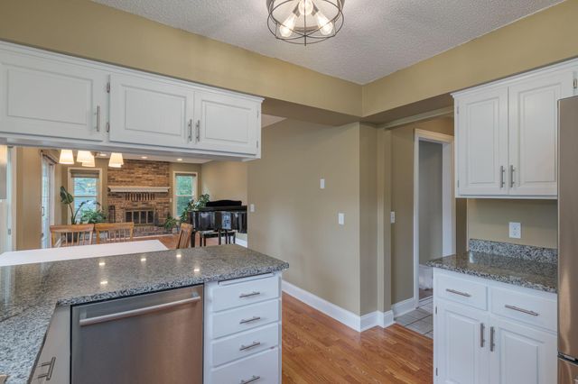 901 Southwind Drive, Burnsville, MN 55306