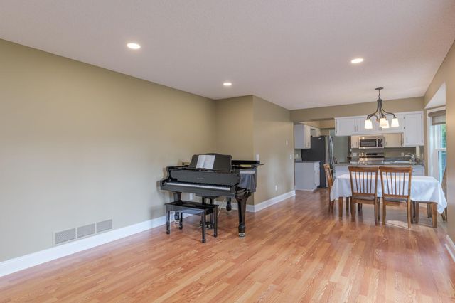 901 Southwind Drive, Burnsville, MN 55306