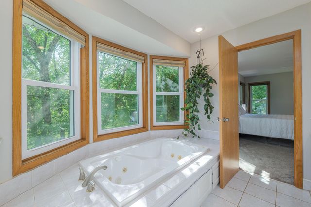 901 Southwind Drive, Burnsville, MN 55306