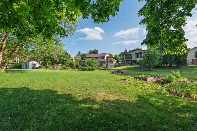901 Southwind Drive, Burnsville, MN 55306