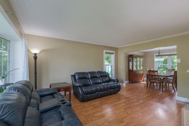 901 Southwind Drive, Burnsville, MN 55306