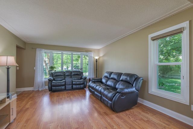 901 Southwind Drive, Burnsville, MN 55306