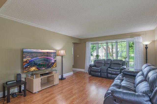 901 Southwind Drive, Burnsville, MN 55306
