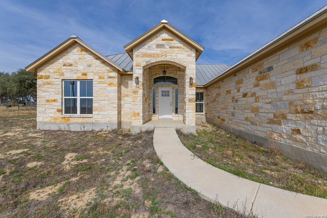 200 Lakeview Cir, La Vernia, TX 78121