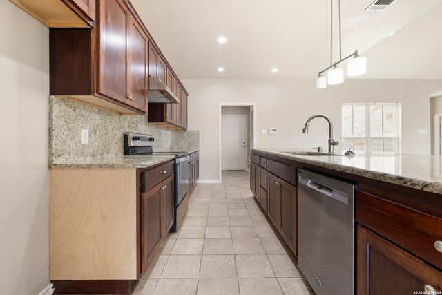 200 Lakeview Cir, La Vernia, TX 78121