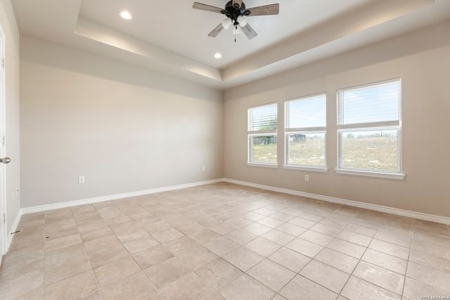 200 Lakeview Cir, La Vernia, TX 78121