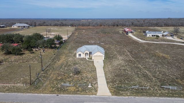 200 Lakeview Cir, La Vernia, TX 78121