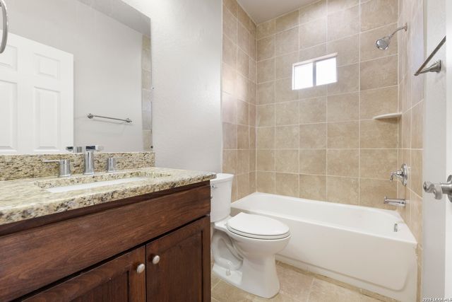 200 Lakeview Cir, La Vernia, TX 78121