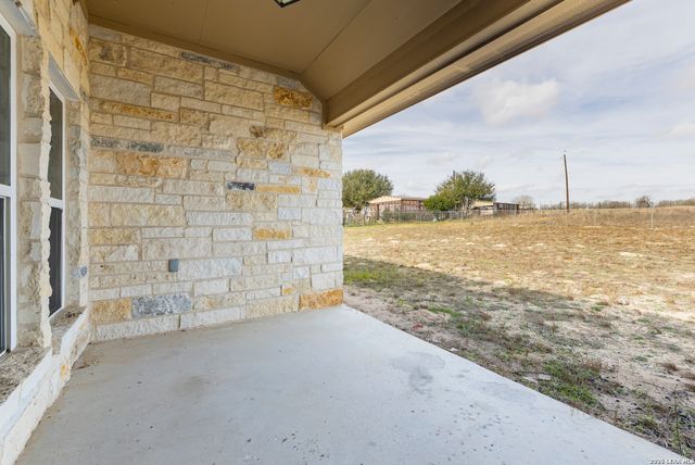 200 Lakeview Cir, La Vernia, TX 78121