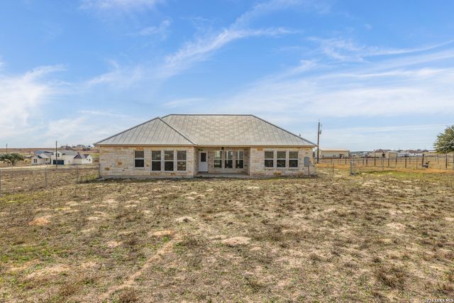 200 Lakeview Cir, La Vernia, TX 78121