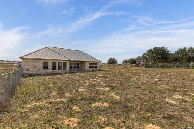 200 Lakeview Cir, La Vernia, TX 78121