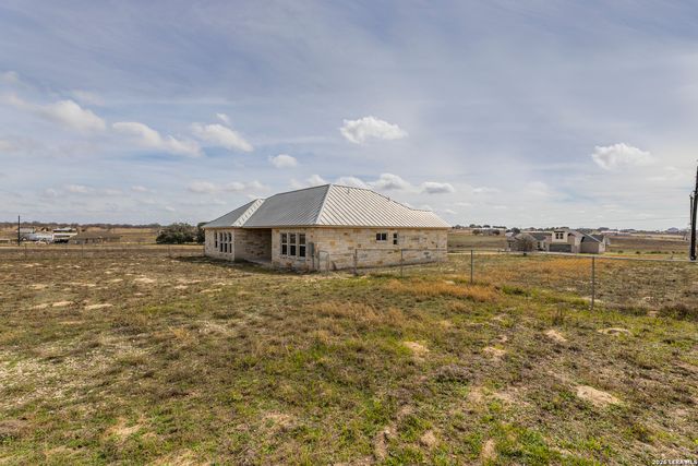 200 Lakeview Cir, La Vernia, TX 78121