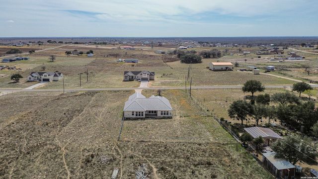 200 Lakeview Cir, La Vernia, TX 78121