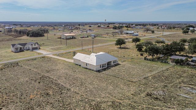 200 Lakeview Cir, La Vernia, TX 78121