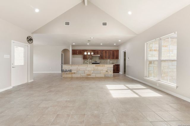 200 Lakeview Cir, La Vernia, TX 78121