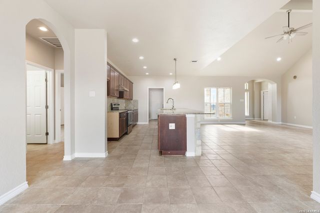 200 Lakeview Cir, La Vernia, TX 78121