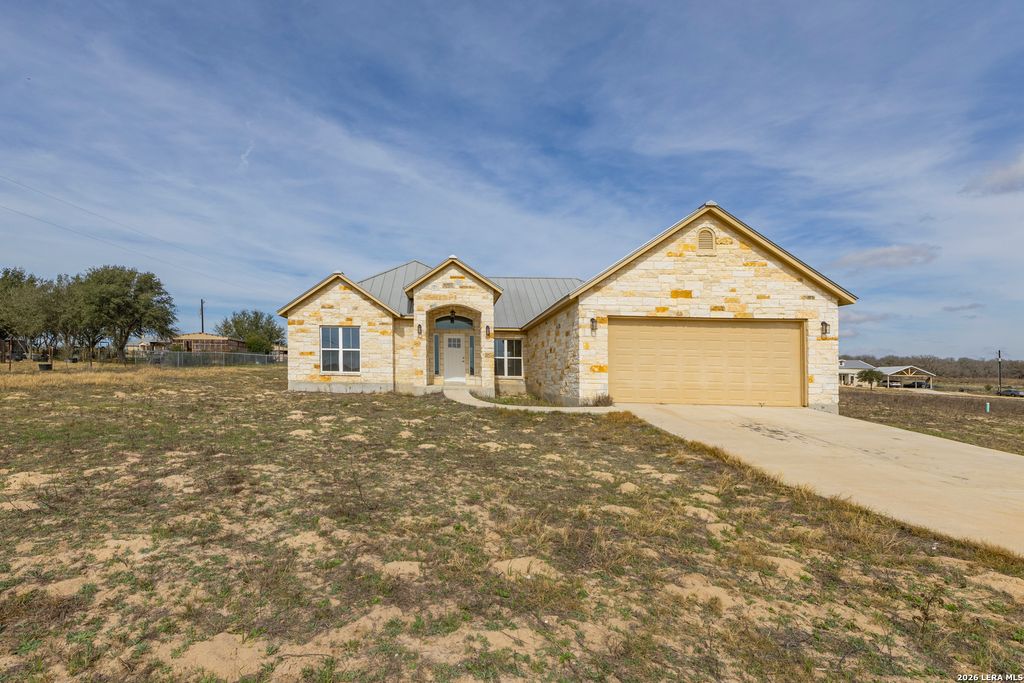 200 Lakeview Cir, La Vernia, TX 78121