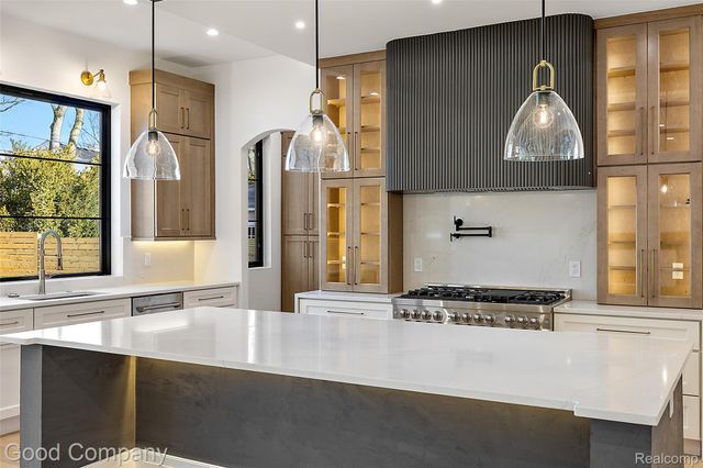 4338 S Verona Circle, Royal Oak, MI 48073