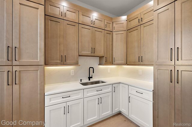 4338 S Verona Circle, Royal Oak, MI 48073