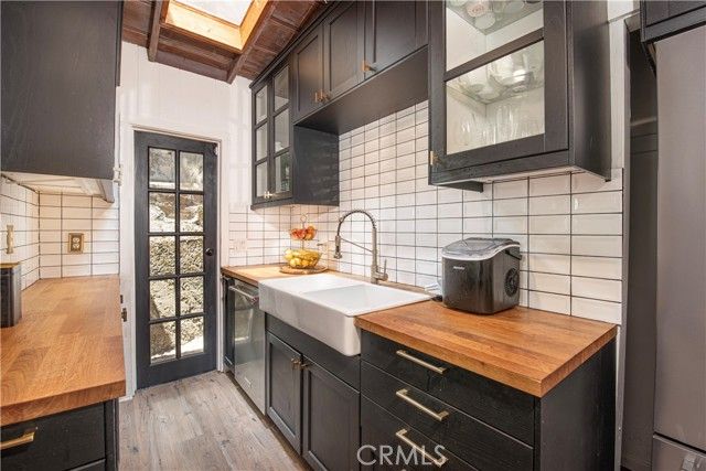 1551 N Beverly Glen Boulevard, Los Angeles, CA 90077