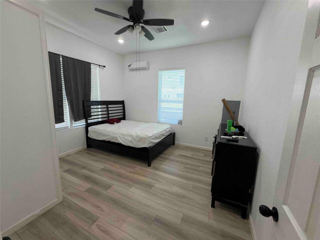 2400 Burkett Street, Houston, TX 77004