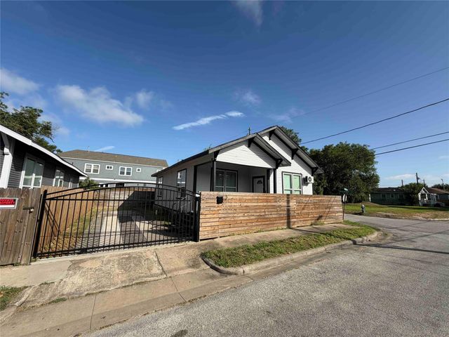 2400 Burkett Street, Houston, TX 77004
