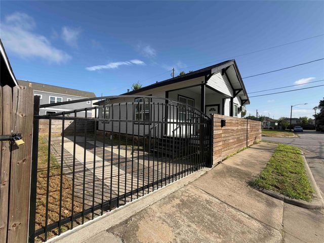 2400 Burkett Street, Houston, TX 77004