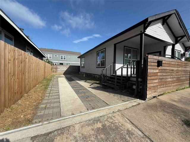 2400 Burkett Street, Houston, TX 77004