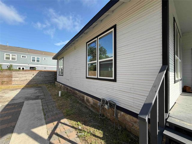 2400 Burkett Street, Houston, TX 77004