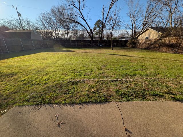 610 Northside Avenue, Lewisville, TX 75057