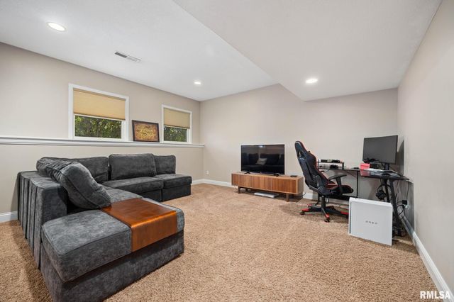 2922 W WESSEX Drive, Peoria, IL 61615