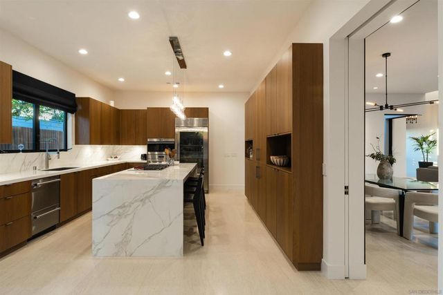 8751 Glenwick Ln, La Jolla, CA 92037