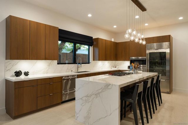 8751 Glenwick Ln, La Jolla, CA 92037