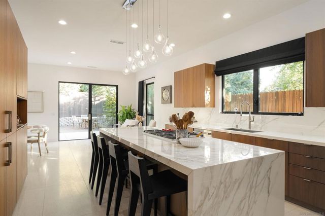 8751 Glenwick Ln, La Jolla, CA 92037