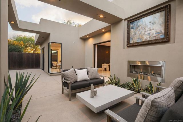 8751 Glenwick Ln, La Jolla, CA 92037