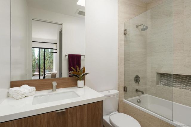 8751 Glenwick Ln, La Jolla, CA 92037