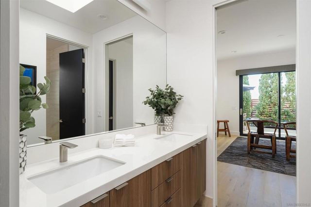 8751 Glenwick Ln, La Jolla, CA 92037