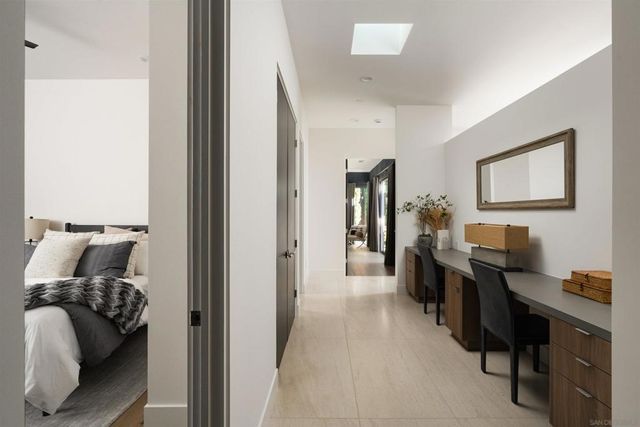 8751 Glenwick Ln, La Jolla, CA 92037