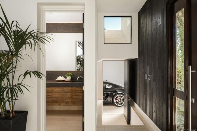 8751 Glenwick Ln, La Jolla, CA 92037