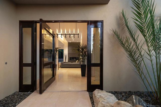 8751 Glenwick Ln, La Jolla, CA 92037