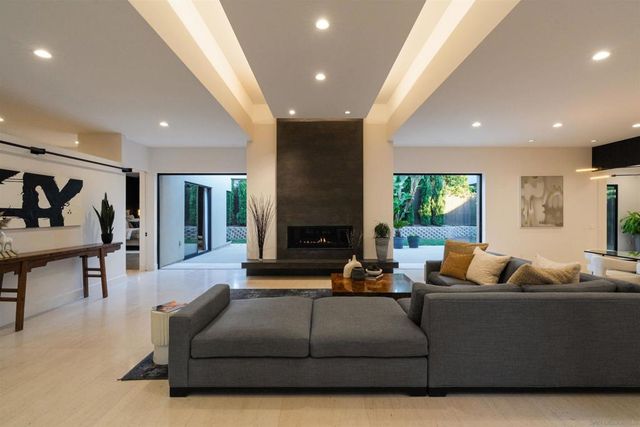 8751 Glenwick Ln, La Jolla, CA 92037